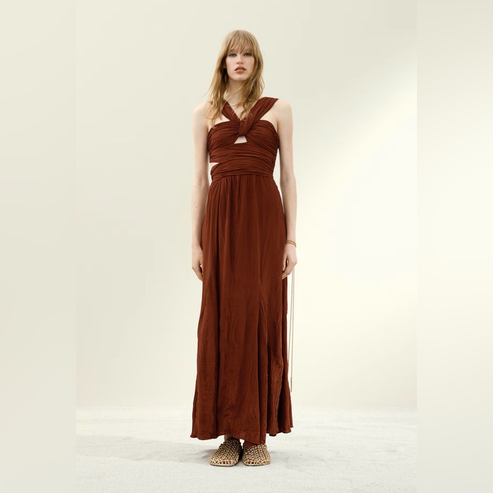 H&M Studio Collection
DRAPED PLISSÉ DRESS SIZE MEDIUM.